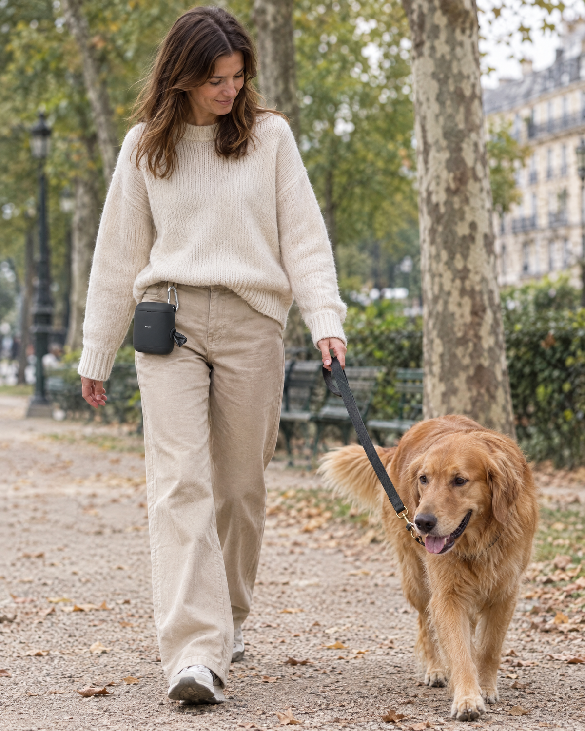 Balade au parc avec le pot à friandises clipsé à la ceinture